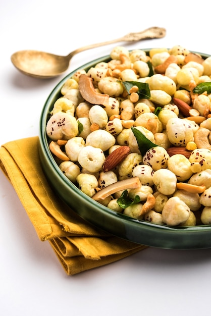 Phool Makhana Chivda é um petisco crocante e saudável da Índia, perfeito para a hora do chá. Servido em uma tigela ou prato. Foco seletivo