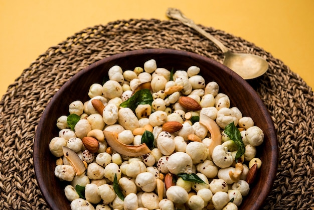 Phool Makhana Chivda é um petisco crocante e saudável da Índia, perfeito para a hora do chá. Servido em uma tigela ou prato. Foco seletivo