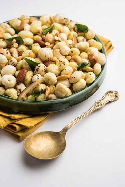 Phool Makhana Chivda é um petisco crocante e saudável da Índia, perfeito para a hora do chá. Servido em uma tigela ou prato. Foco seletivo