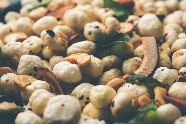 Phool Makhana Chivda ist ein knuspriger gesunder Snack aus Indien, perfekt für die Teezeit. Serviert in einer Schüssel oder einem Teller. Selektiver Fokus