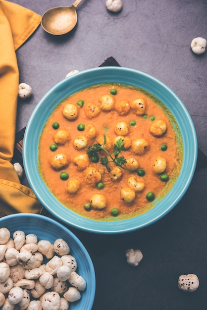 Phool Makhana Matar Gravy Sabzi o Lotus Seeds guisantes al curry es una receta india