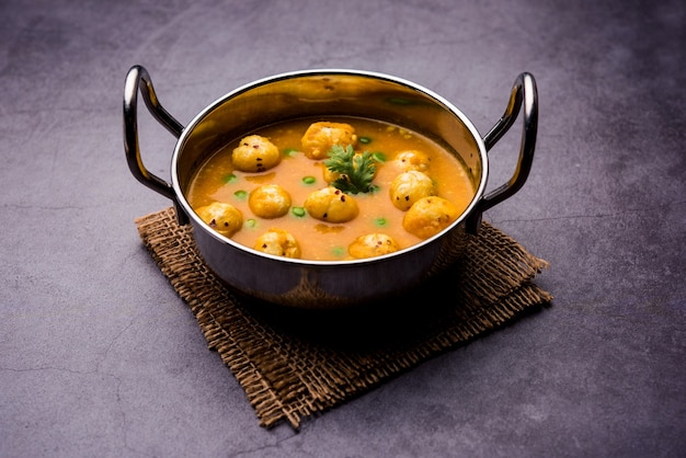 Phool Makhana Matar Gravy Sabzi o Lotus Seeds guisantes al curry es una receta india