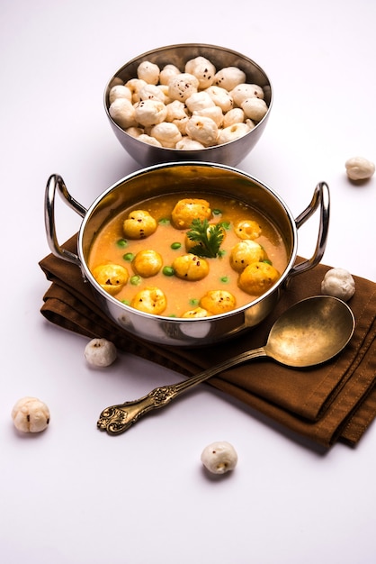 Phool Makhana Matar Gravy Sabzi ou curry de ervilhas com sementes de lótus é uma receita indiana