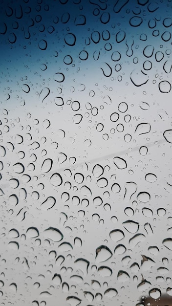 Photophone Tropfen auf Glas große Wassertropfen Farbverlauf blau und weiß