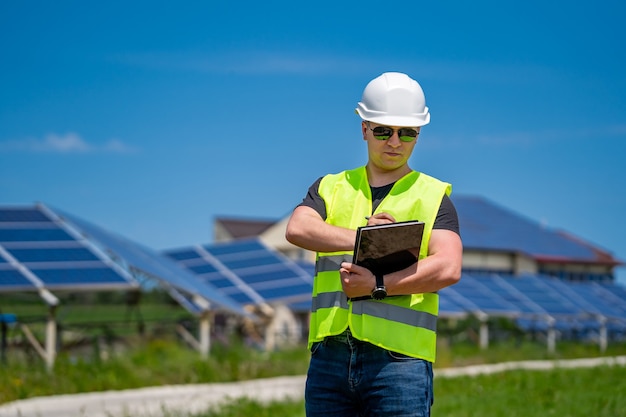 Photovoltaik-Baustelle. Ingenieur bei der Arbeit.