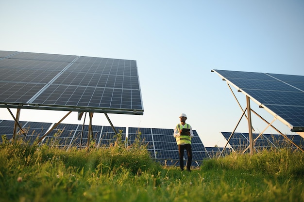 Photovoltaik-Green-Energy-Technologie-Arbeiter in einer Solarpanel-Anlage