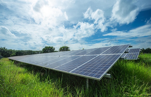 Photovoltaik-Solarenergie-Panel auf Himmelshintergrund, grün sauber Alternative Energiekonzept.