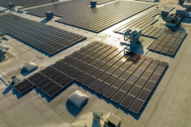 Photovoltaik-Solarpaneele, die auf dem Dach von Industriegebäuden montiert werden, um grünen, ökologischen Strom zu erzeugen.