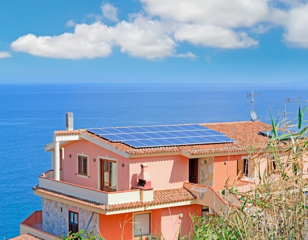 Photovoltaikpaneele an einem Haus am Meer