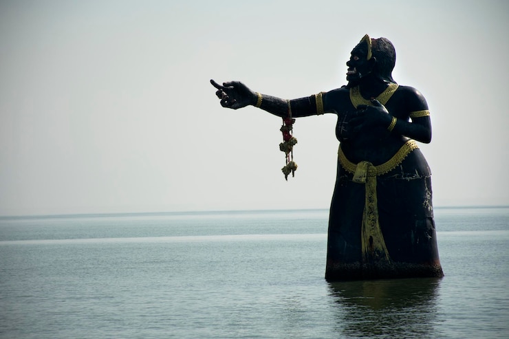 Foto phra apai mani y sirena y estatua de demonios en el sae en puktien beach en cha am en phetchaburi tailandia