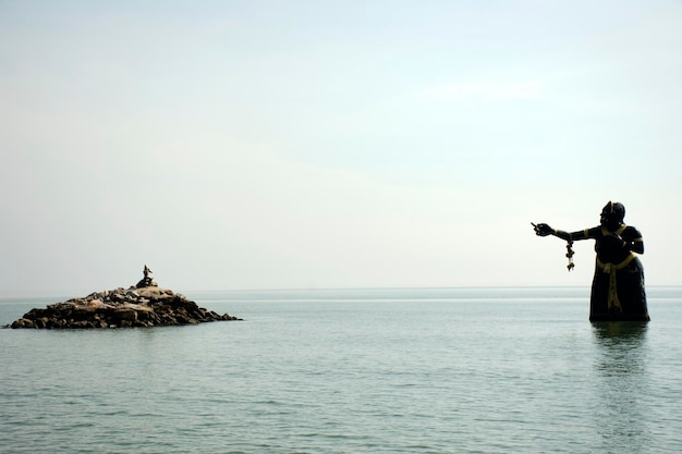 Phra apai mani y sirena y estatua de demonios en el sae en Puktien Beach en Cha Am en Phetchaburi Tailandia