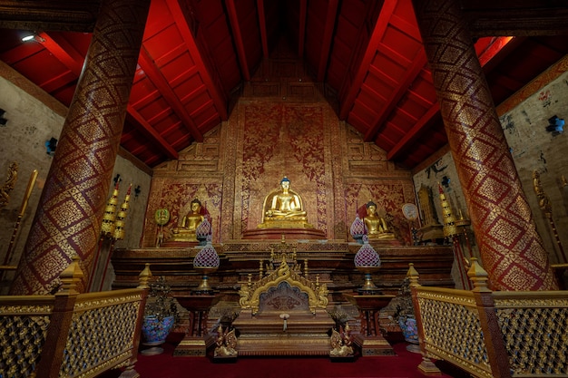 Phra buddha sihing buddha em wat phra singh é uma grande atração turística. é uma antiga arte tailandesa e é um lugar público em chiang mai, tailândia