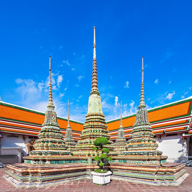 Phra Chedi Rai en el complejo de templos budistas Wat Pho en Bangkok, Tailandia