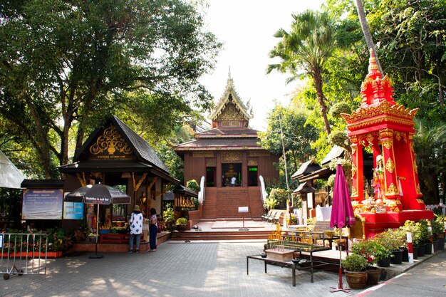 Phra Kaew Morakot ou Buda Esmeralda para tailandeses e viajantes estrangeiros visitam e respeitam no templo Wat Phra Kaew em 22 de fevereiro de 2018 em Chiang Rai Tailândia