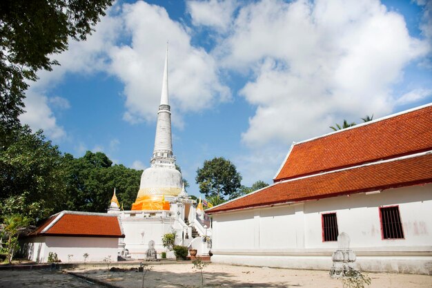 Phra Mahathat Chedi para que el pueblo tailandés visite y respete la oración en Wat Kiean Bang Kaew en el distrito de Khao Chaison de Phatthalung Tailandia