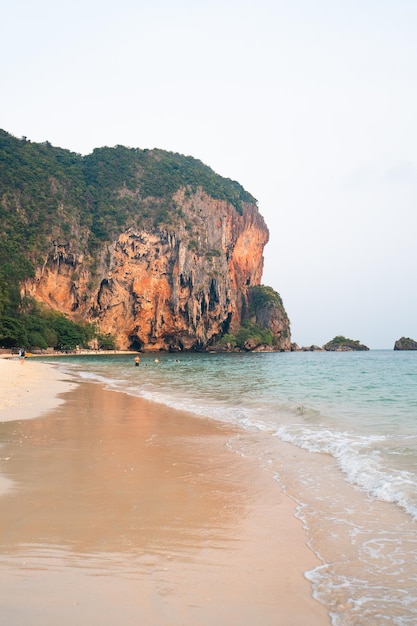 Phra Nang Beach Krabi Tailandia playa y montañas rocosas en la noche tropical vista al mar por la noche