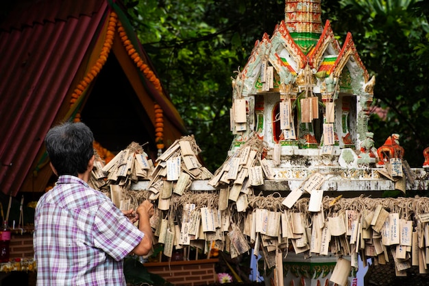 Phra Phum Schrein für Thailänder Reisen Reisen besuchen Respektieren Sie den betenden Gottheitsengel und schreiben Sie am 1. November 2021 in Ratchaburi Thailand auf eine Bambusplatte, um Baan Huay Nam Sai in Suan Phueng zu segnen