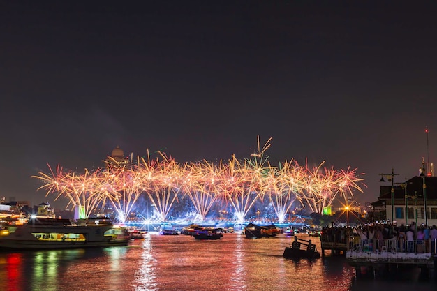 Phra Phuttha Yodfa Bridge oder Memorial Bridge leuchten mit Feuerwerk Eventshow 'Vijit Chao Phraya' Beleuchtungsspektakel mit Feuerwerk an der Memorial Bridge