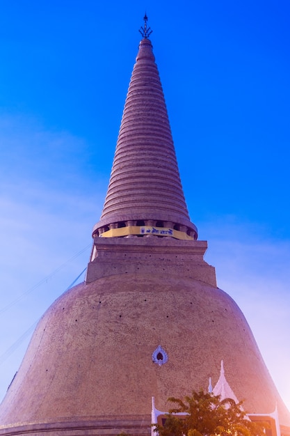 PHRA PRATHOM JEDI, la pagoda más grande y más alta de Tailandia por la mañana