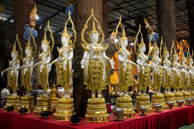 Phra Si Ariya Mettrai buddha o Bodhisattva Maitreya estatua para los tailandeses visita respeto oración bendición al misterio sagrado en Wat Maniwong o templo Mani Wong en Nakhonnayok en Nakhon Nayok Tailandia