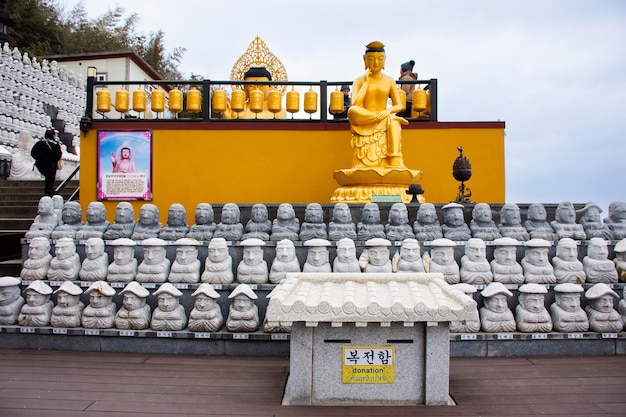 Phra Si Ariya Mettrai Buddha-Statue für koreanische Reisende reisen besuchen und beten Segen heiliges Wunschgeheimnis im Sanbangsa-Tempel in der Stadt Seogwipo am 18. Februar 2023 auf der Insel Jeju do Südkorea