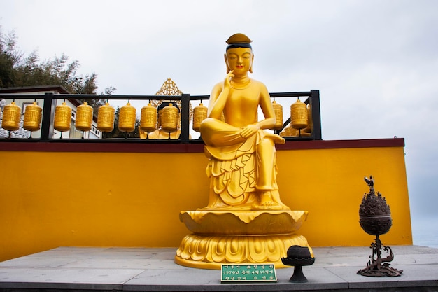 Phra Si Ariya Mettrai estatua de buda para los viajeros coreanos visita de viaje oración bendición misterio de deseo sagrado en el templo de Sanbangsa en la ciudad de Seogwipo el 18 de febrero de 2023 en la isla de Jeju do Corea del Sur