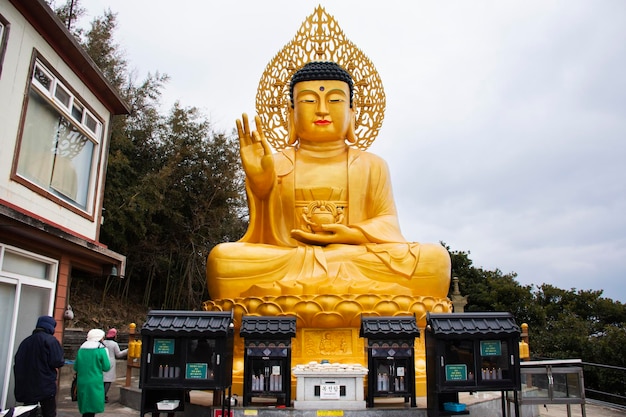 Phra Si Ariya Mettrai estatua de buda para los viajeros coreanos visita de viaje oración bendición misterio de deseo sagrado en el templo de Sanbangsa en la ciudad de Seogwipo el 18 de febrero de 2023 en la isla de Jeju do Corea del Sur