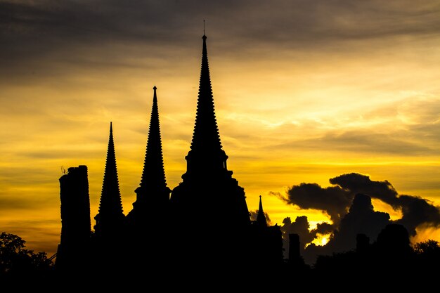 Phra Sri Sanphet Temple à noite em Ayutthaya, Tailândia