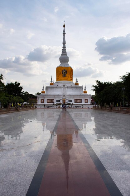 Phra That Nadoon Chedi o Na Dun Pagoda para los tailandeses que viajan visitan y respetan la oración en la ciudad de Mahasarakham el 11 de enero de 2019 en Maha Sarakham Tailandia