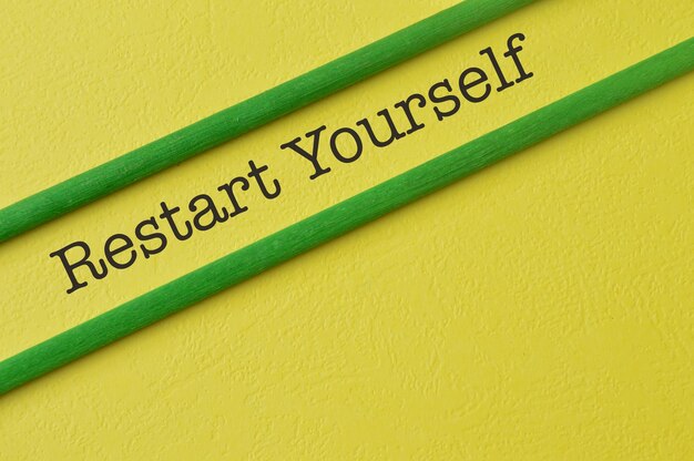 Phrase RESTART YOURSELF isoliert auf gelbem Hintergrund