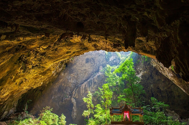 Phraya Nakhon Cave é a atração mais popular é um pavilhão de quatro águas construído durante