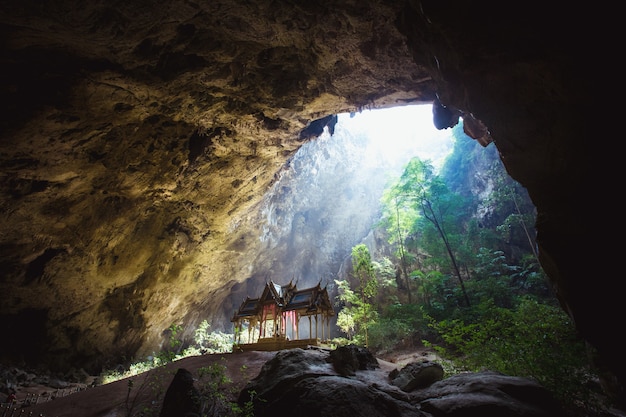 Phraya Nakhon Cave es la atracción más popular es un pabellón de cuatro frontones construido durante el reinado del rey Rama su belleza e identidad distintiva el pabellón en Prachuap Khiri Khan, Tailandia.