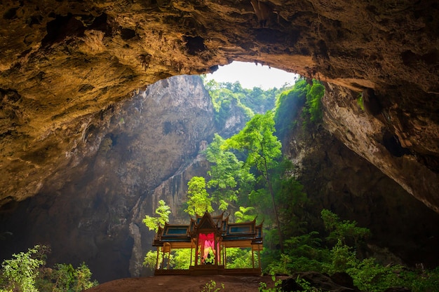 Phraya Nakhon Cave ist die beliebteste Attraktion ist ein viergiebeliger Pavillon