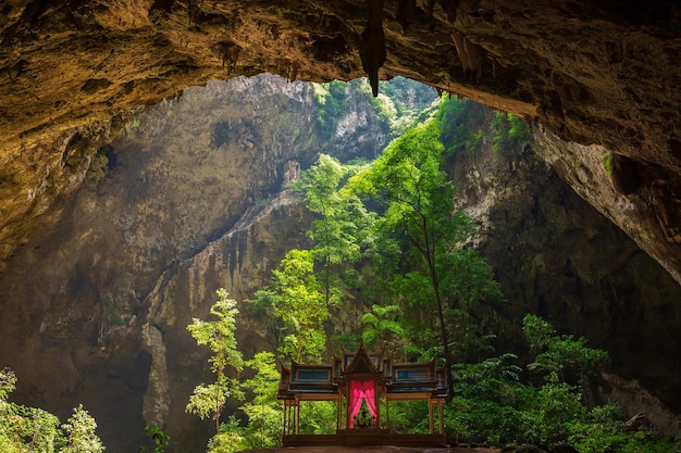 Phraya Nakhon Cave ist die beliebteste Attraktion ist ein viergiebeliger Pavillon