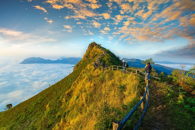 Phu Chee Dao Provincia de Chiang Rai Tailandia Amanecer en Phu chee dao pico de montaña en Chiang rai