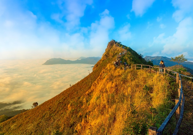 Phu Chee Dao Provincia de Chiang Rai Tailandia Amanecer en Phu chee dao pico de montaña en Chiang rai