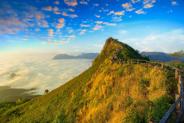 Phu Chee Dao, provincia de Chiang Rai, Tailandia, amanecer en Phu chee dao pico de montaña en Chiang rai,