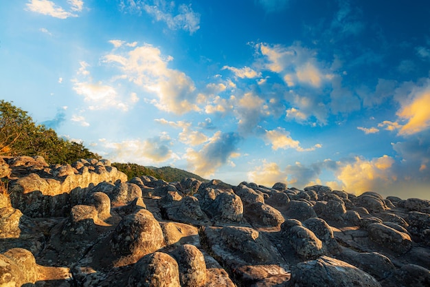 Phu Hin Rong Kla Nationalpark, Thailand, Sonnenuntergang am Lan Hin Pum unter buntem Himmel