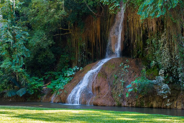 Phu Sang Wasserfall mit Wasser nur in Thailand.