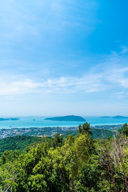 Phuket-Stadtskyline mit Seestrand