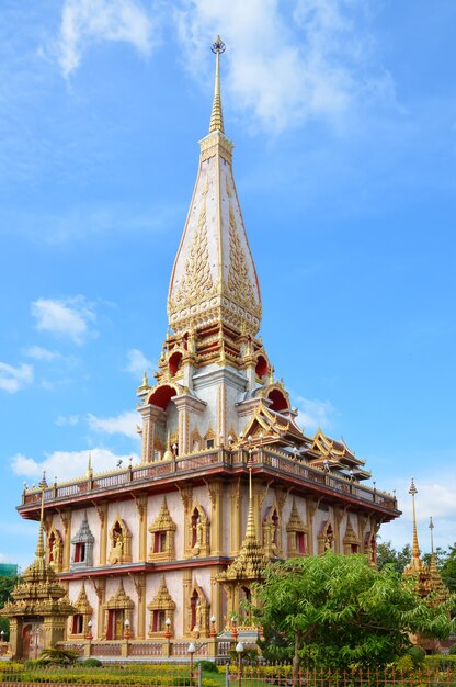 Phuket / tailândia - 18 de dezembro de 2015. belo e padronizado templo budista.