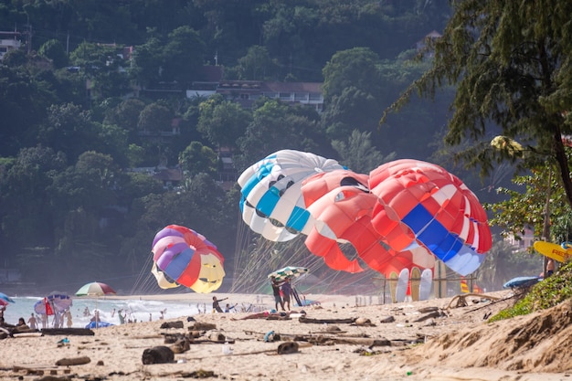 Phuket, Tailandia - 23 de junio de 2018: los viajeros están jugando parasailing colorido en Ka Ron Beach.