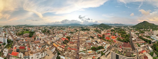 Phuket Tailandia el 27 de marzo de 2022 Fotografía aérea con drones Vista de ángulo alto de la ciudad de Phuket Provincia de Phuket Tailandia Panorama de la ciudad de Phuket Tailandia en el fondo del cielo al atardecer o al amanecer