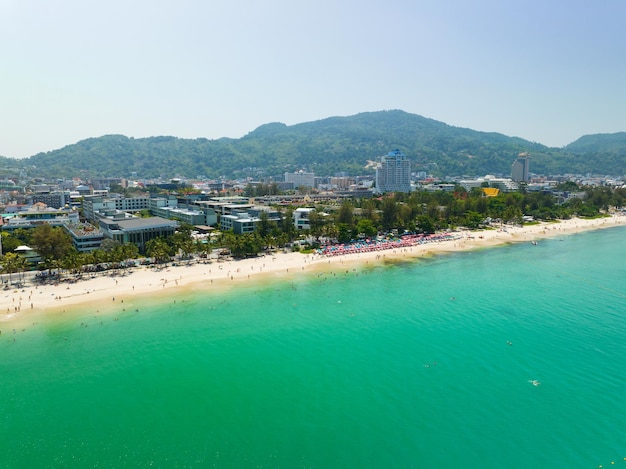 Phuket, tailândia, março de 2023vista aérea, bela praia de patong, em phuket, tailândia, paisagem da cidade de patong, phuket, em um dia ensolarado de verão, lindo mar tropical, vista de alto ângulo, praia do mar