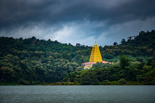 Phuthakaya Pagoda, Kanchanaburi, Tailândia