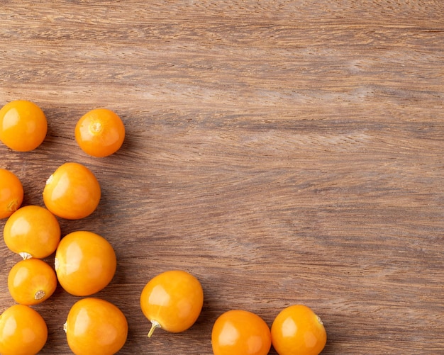 Physalis sobre mesa de madeira com espaço para cópias