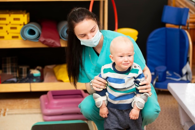 Physiotherapeut arbeitet mit einem kleinen Kind