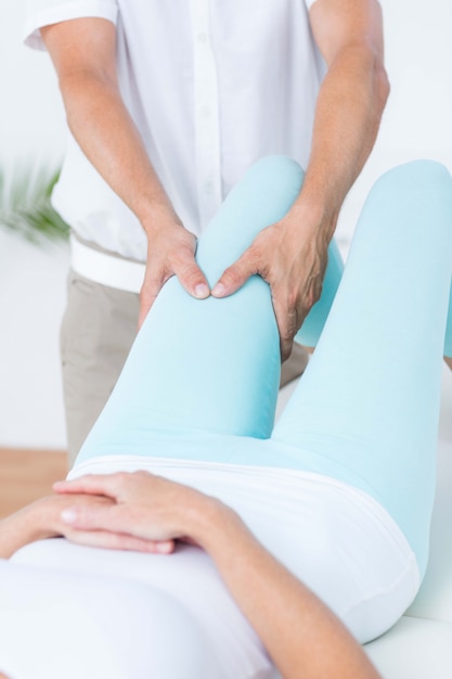 Physiotherapeut, der Beinmassage zu seinem Patienten tut