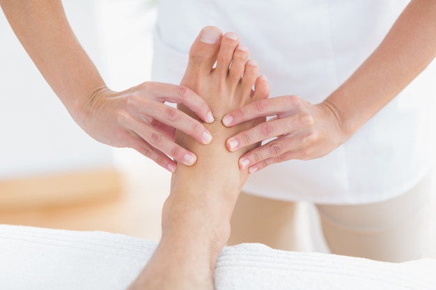 Physiotherapeut, der Fußmassage tut