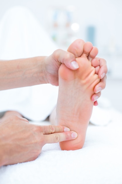 Physiotherapeut, der Fußmassage tut